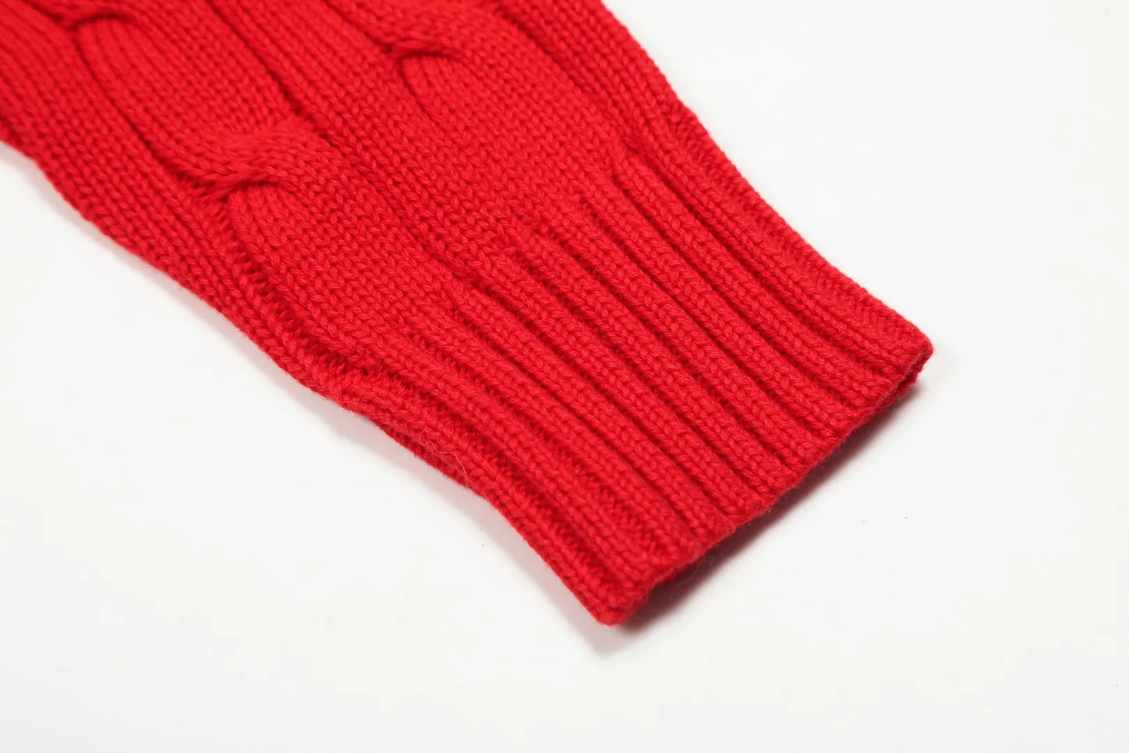 P270 Top quality" Style number: DS822# (not off the shelves all year round) [Ralph Lauren solid color pony embroidered logo lapel twist knitted cardigan] ✅Ralph Lauren Ralph Lauren classic basic versatile lapel knitted cardigan jacket ✅Main supply platform live broadcast Wholesale entity Replacement when out of stock Not off the shelf ✅ZP quality 1:1 version Scan the code to enter the GF website Counter quality ✅Detailed quality is the only one in Guangzhou Imported quality cotton yarn, focusing on high-end, cost-effective, good quality needless to say ✅The version is restored to the original order, the maximum size can be worn up to 160 pounds, loose, comfortable and stress-free ✅The upper body is simple and easy to match, ootd must-have style, good-looking clothes are never picky, a must-have recommendation for couples. Size: S-XL Color: black white gray almond light blue khaki pink burgundy Chinese red navy white label navy red label